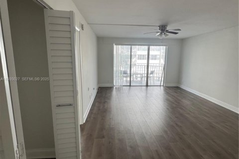Condominio en alquiler en North Miami Beach, Florida, 1 dormitorio, 72.46 m2 № 1993196 - foto 6