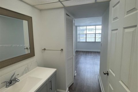 Condominio en alquiler en North Miami Beach, Florida, 1 dormitorio, 72.46 m2 № 1993196 - foto 11