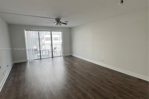Condominio en alquiler en North Miami Beach, Florida, 1 dormitorio, 72.46 m2 № 1993196 - foto 5