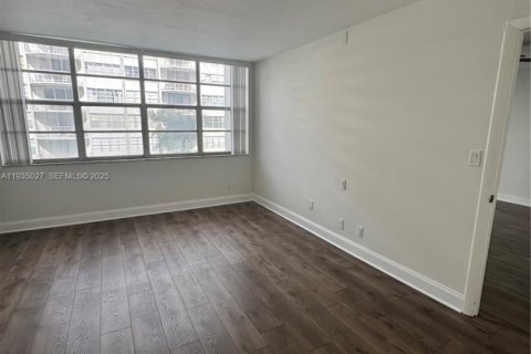 Condominio en alquiler en North Miami Beach, Florida, 1 dormitorio, 72.46 m2 № 1993196 - foto 8