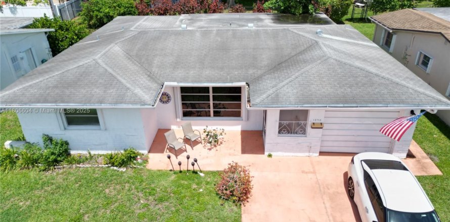 House in Margate, Florida 2 bedrooms, 116.78 sq.m. № 1752646