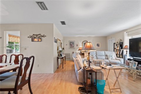 House in Margate, Florida 2 bedrooms, 116.78 sq.m. № 1752646 - photo 4