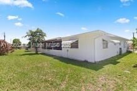 House in Margate, Florida 2 bedrooms, 116.78 sq.m. № 1752646 - photo 14