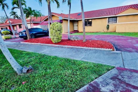 House in Miami, Florida 3 bedrooms, 142.51 sq.m. № 1880026 - photo 1