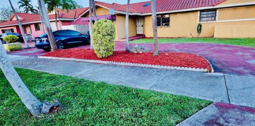 House in Miami, Florida 3 bedrooms, 142.51 sq.m. № 1880026