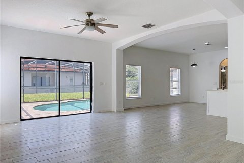 House in Clermont, Florida 4 bedrooms, 192.49 sq.m. № 2209838 - photo 3