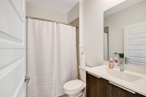 Condo in Doral, Florida, 3 bedrooms  № 1698326 - photo 26