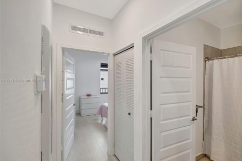 Condo in Doral, Florida, 3 bedrooms  № 1698326 - photo 27