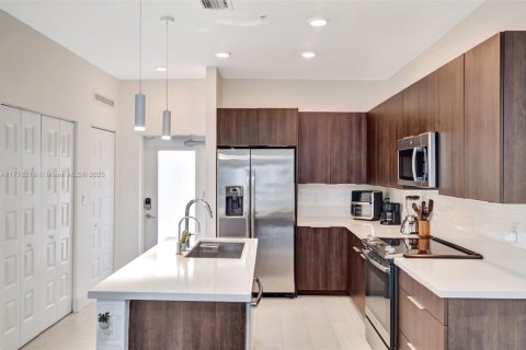 Condo in Doral, Florida, 3 bedrooms  № 1698326 - photo 11