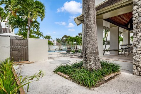 Townhouse in South Miami, Florida 3 bedrooms, 204.38 sq.m. № 2079478 - photo 3