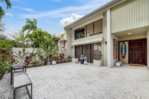 Townhouse in South Miami, Florida 3 bedrooms, 204.38 sq.m. № 2079478 - photo 2