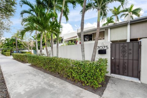 Townhouse in South Miami, Florida 3 bedrooms, 204.38 sq.m. № 2079478 - photo 1