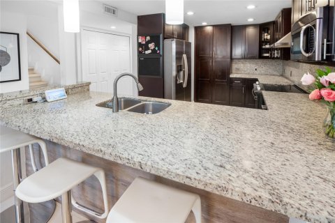 Townhouse in South Miami, Florida 3 bedrooms, 204.38 sq.m. № 2079478 - photo 9