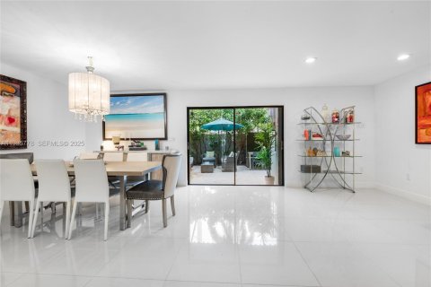 Townhouse in South Miami, Florida 3 bedrooms, 204.38 sq.m. № 2079478 - photo 10