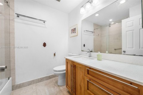 Townhouse in South Miami, Florida 3 bedrooms, 204.38 sq.m. № 2079478 - photo 19