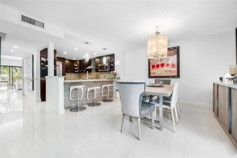 Townhouse in South Miami, Florida 3 bedrooms, 204.38 sq.m. № 2079478 - photo 8