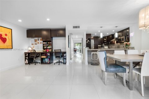 Townhouse in South Miami, Florida 3 bedrooms, 204.38 sq.m. № 2079478 - photo 12
