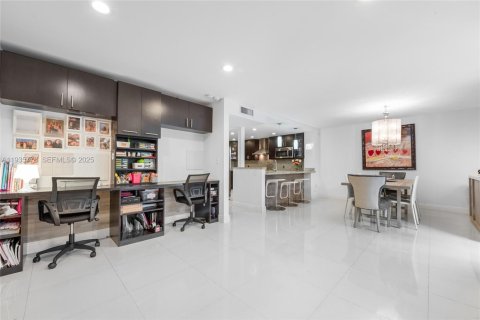 Townhouse in South Miami, Florida 3 bedrooms, 204.38 sq.m. № 2079478 - photo 13