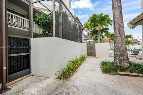 Townhouse in South Miami, Florida 3 bedrooms, 204.38 sq.m. № 2079478 - photo 4