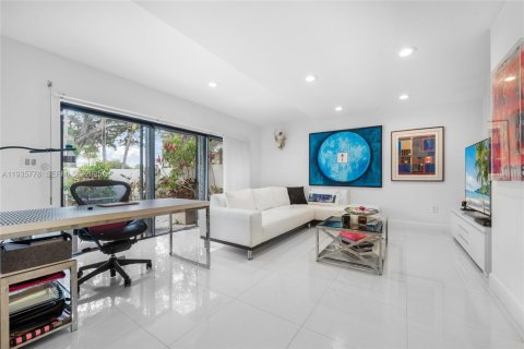 Townhouse in South Miami, Florida 3 bedrooms, 204.38 sq.m. № 2079478 - photo 6