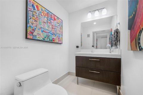 Townhouse in South Miami, Florida 3 bedrooms, 204.38 sq.m. № 2079478 - photo 18