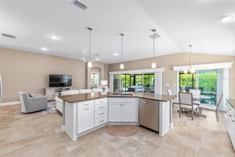 House in The Villages, Florida 3 bedrooms, 188.5 sq.m. № 1869331 - photo 7