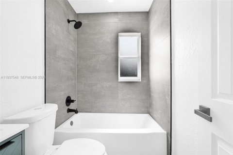 House in Miami, Florida 3 bedrooms, 109.62 sq.m. № 1995253 - photo 13