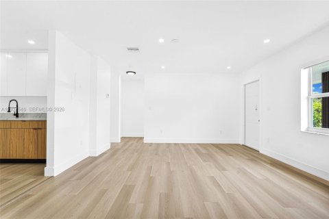 House in Miami, Florida 3 bedrooms, 109.62 sq.m. № 1995253 - photo 15