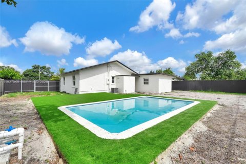 House in Miami, Florida 3 bedrooms, 109.62 sq.m. № 1995253 - photo 26