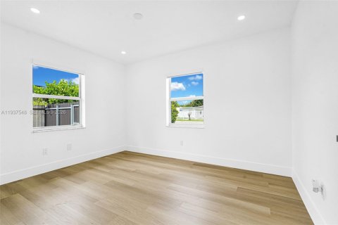 House in Miami, Florida 3 bedrooms, 109.62 sq.m. № 1995253 - photo 25