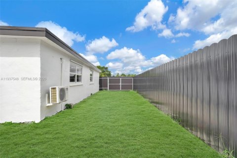 House in Miami, Florida 3 bedrooms, 109.62 sq.m. № 1995253 - photo 24