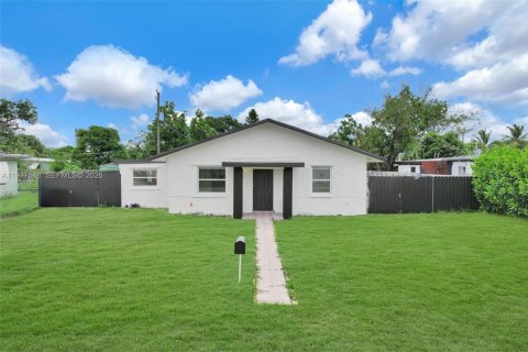 House in Miami, Florida 3 bedrooms, 109.62 sq.m. № 1995253 - photo 11