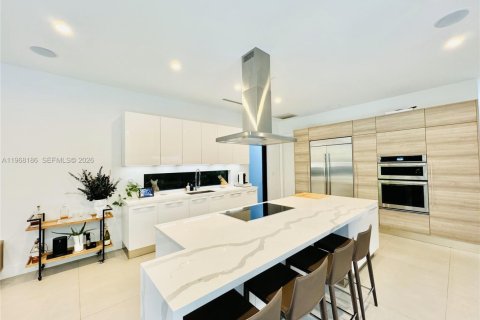 House in Miami, Florida 4 bedrooms, 288.37 sq.m. № 2029345 - photo 5