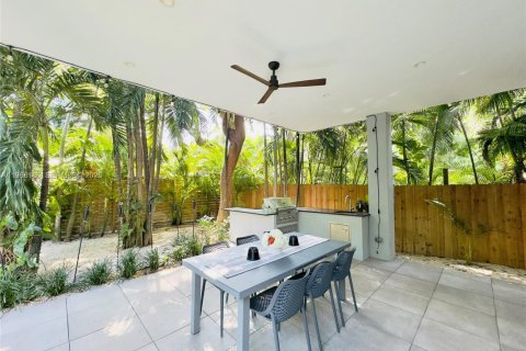 House in Miami, Florida 4 bedrooms, 288.37 sq.m. № 2029345 - photo 10