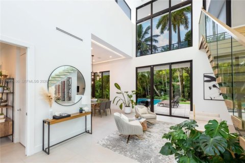 House in Miami, Florida 4 bedrooms, 288.37 sq.m. № 2029345 - photo 4
