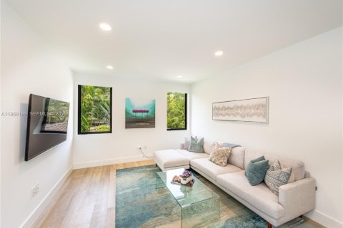 House in Miami, Florida 4 bedrooms, 288.37 sq.m. № 2029345 - photo 22