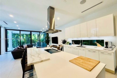 House in Miami, Florida 4 bedrooms, 288.37 sq.m. № 2029345 - photo 6