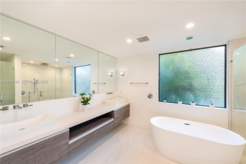 House in Miami, Florida 4 bedrooms, 288.37 sq.m. № 2029345 - photo 20