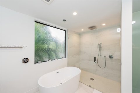House in Miami, Florida 4 bedrooms, 288.37 sq.m. № 2029345 - photo 21