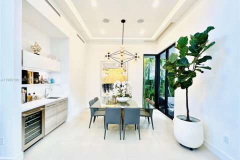 House in Miami, Florida 4 bedrooms, 288.37 sq.m. № 2029345 - photo 12