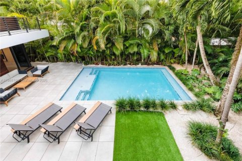 House in Miami, Florida 4 bedrooms, 288.37 sq.m. № 2029345 - photo 27