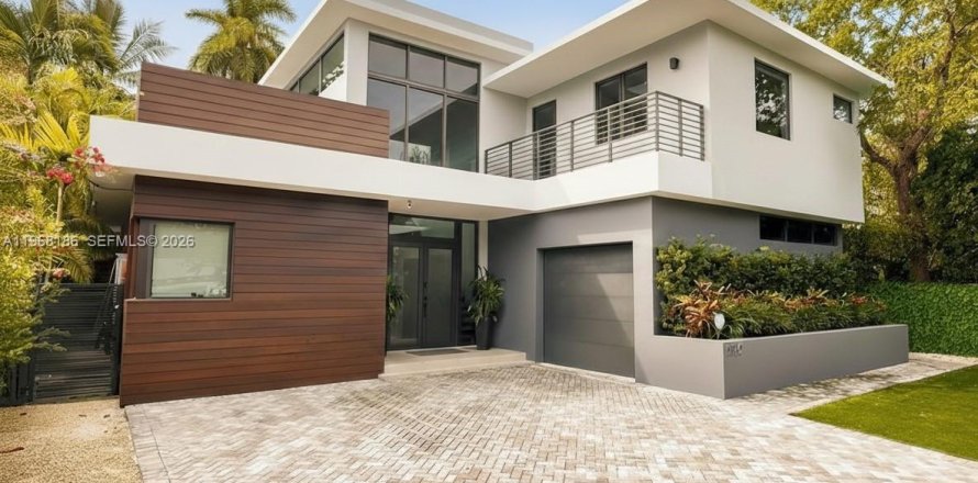 House in Miami, Florida 4 bedrooms, 288.37 sq.m. № 2029345