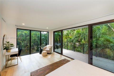 House in Miami, Florida 4 bedrooms, 288.37 sq.m. № 2029345 - photo 18