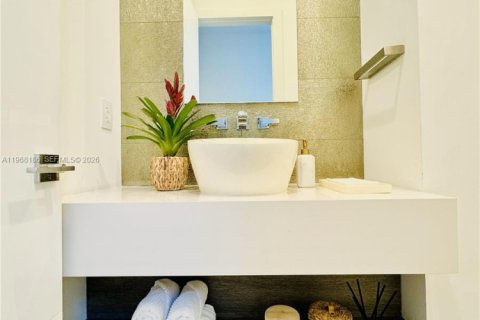 House in Miami, Florida 4 bedrooms, 288.37 sq.m. № 2029345 - photo 15