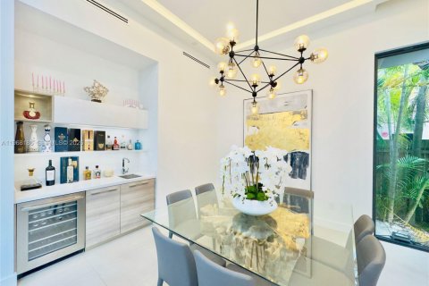 House in Miami, Florida 4 bedrooms, 288.37 sq.m. № 2029345 - photo 13