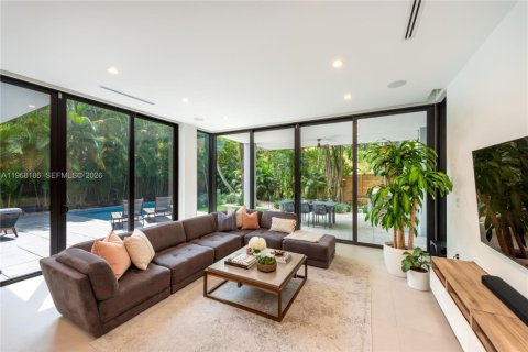 House in Miami, Florida 4 bedrooms, 288.37 sq.m. № 2029345 - photo 9