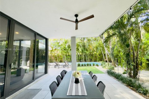 House in Miami, Florida 4 bedrooms, 288.37 sq.m. № 2029345 - photo 11
