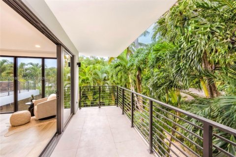 House in Miami, Florida 4 bedrooms, 288.37 sq.m. № 2029345 - photo 19