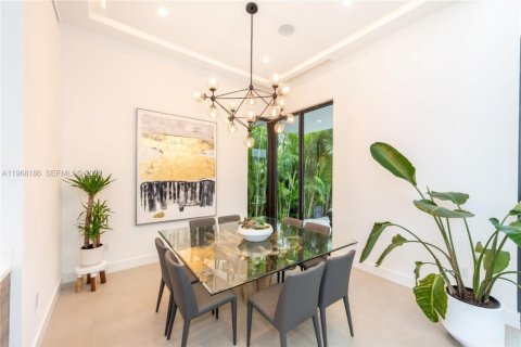 House in Miami, Florida 4 bedrooms, 288.37 sq.m. № 2029345 - photo 14