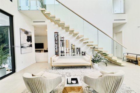 House in Miami, Florida 4 bedrooms, 288.37 sq.m. № 2029345 - photo 3